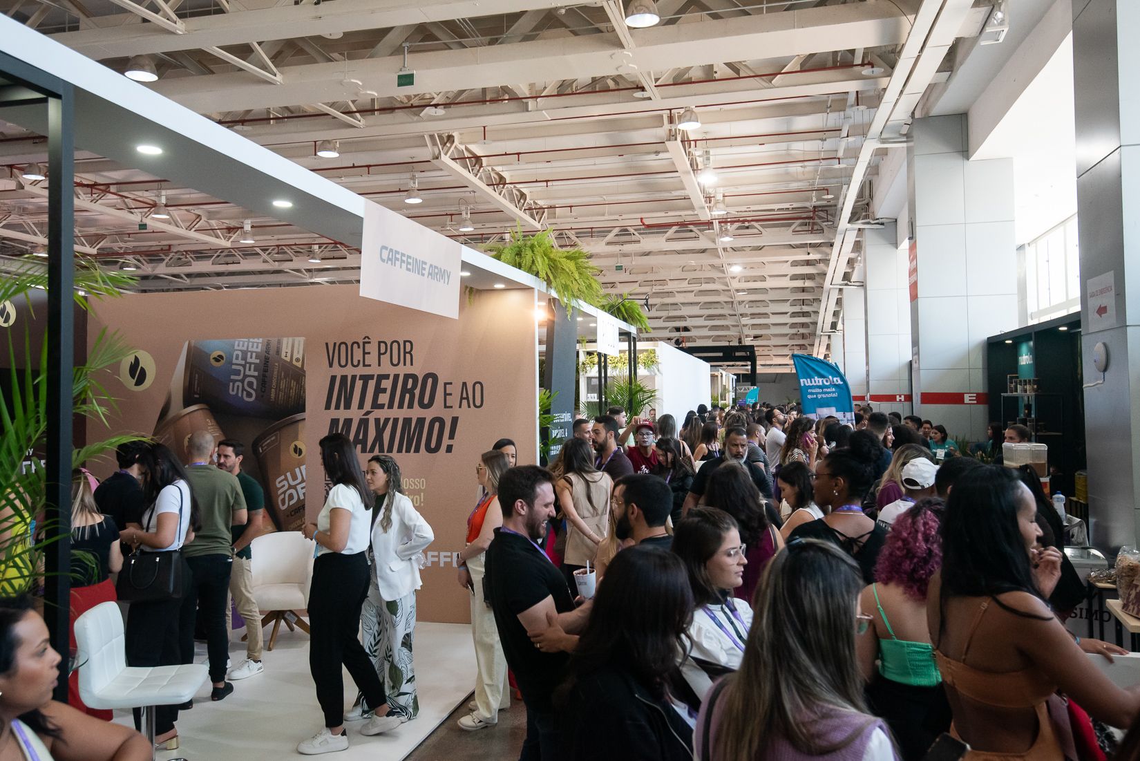 Corredor da expo com público e marcas